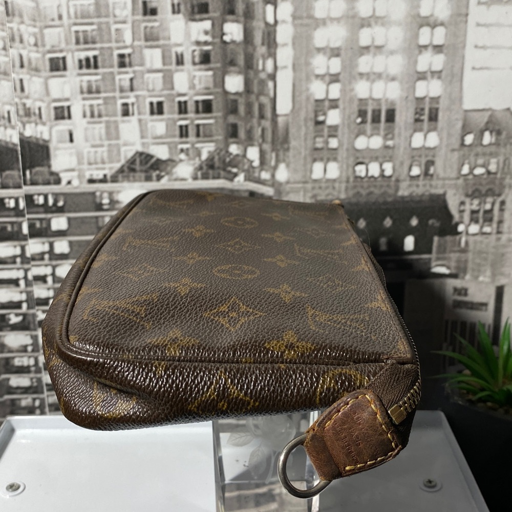Authentic Louis Vuitton Pochette Monogram Accessories Bag - Picture 17 of 17
